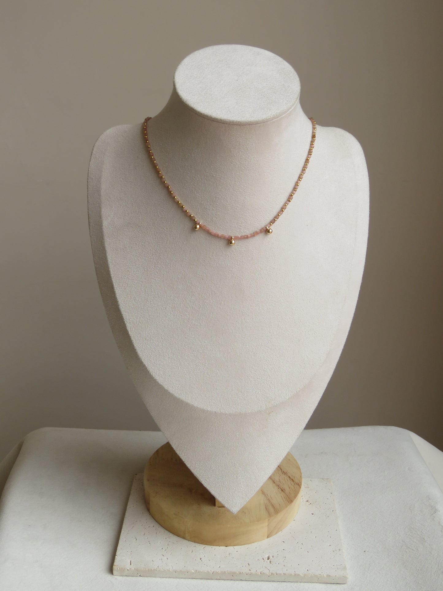 Collar de piedras naturales, Rodocrocita