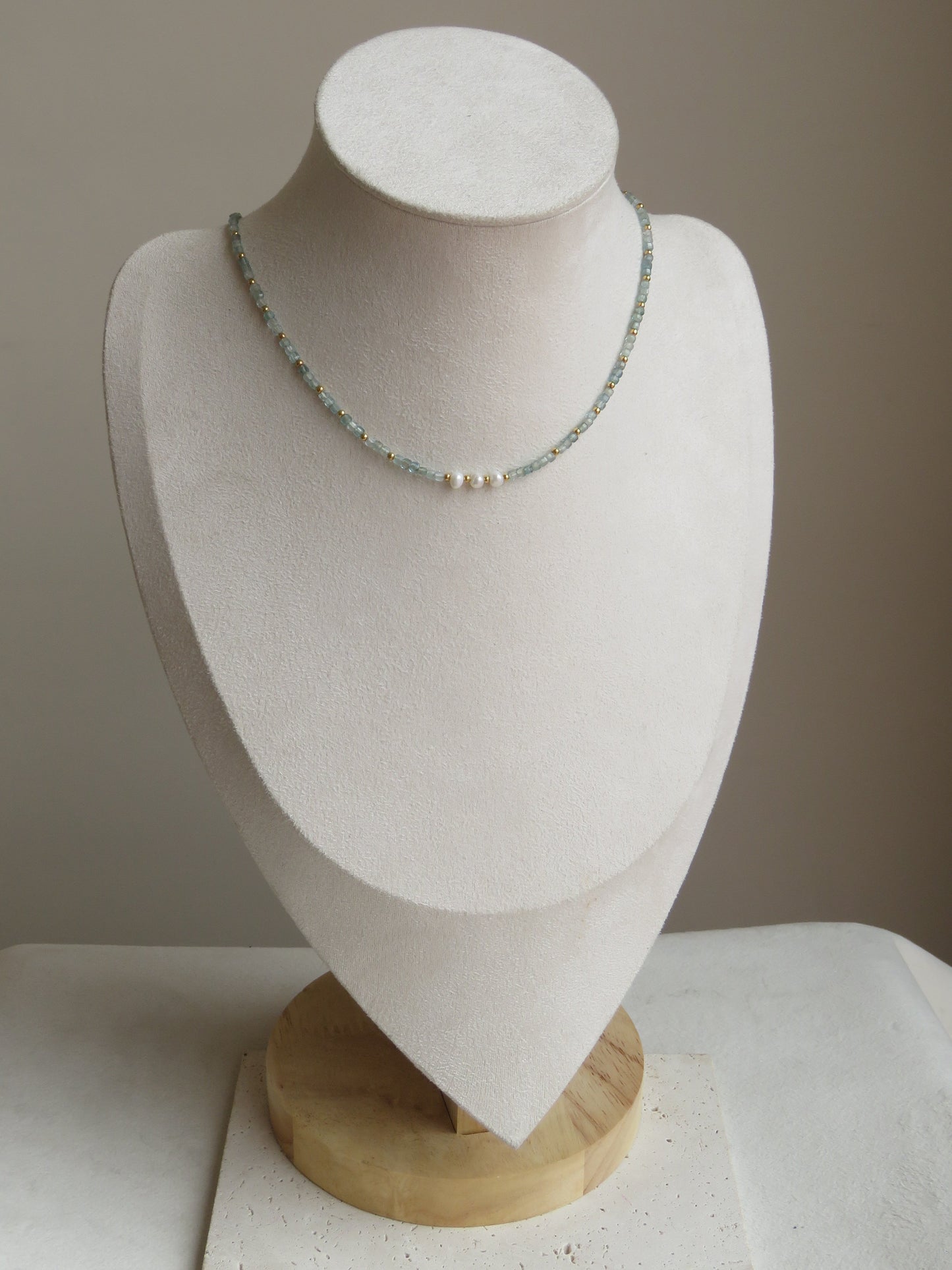Collar de piedras y perlas naturales