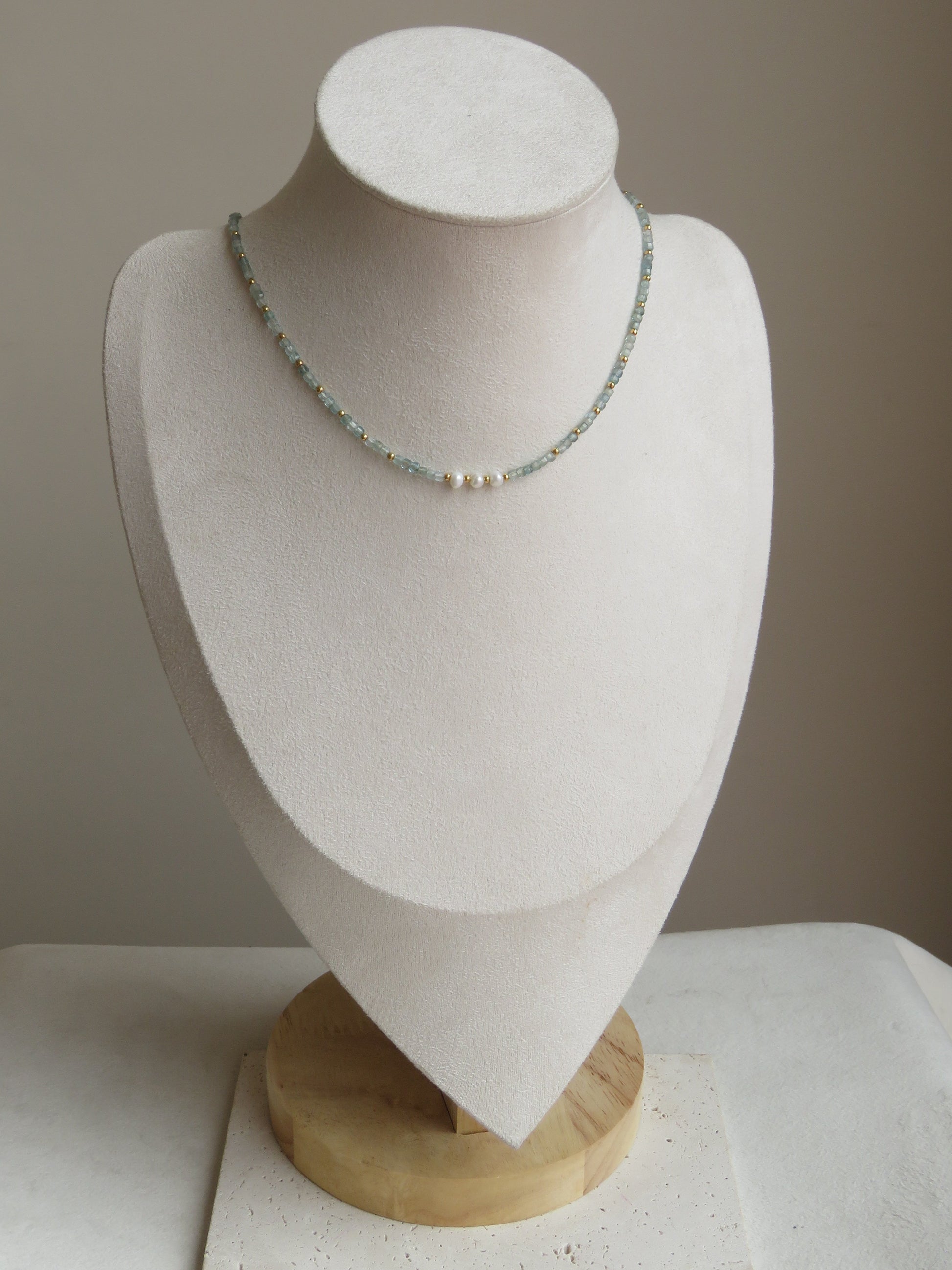Collar de piedras y perlas naturales